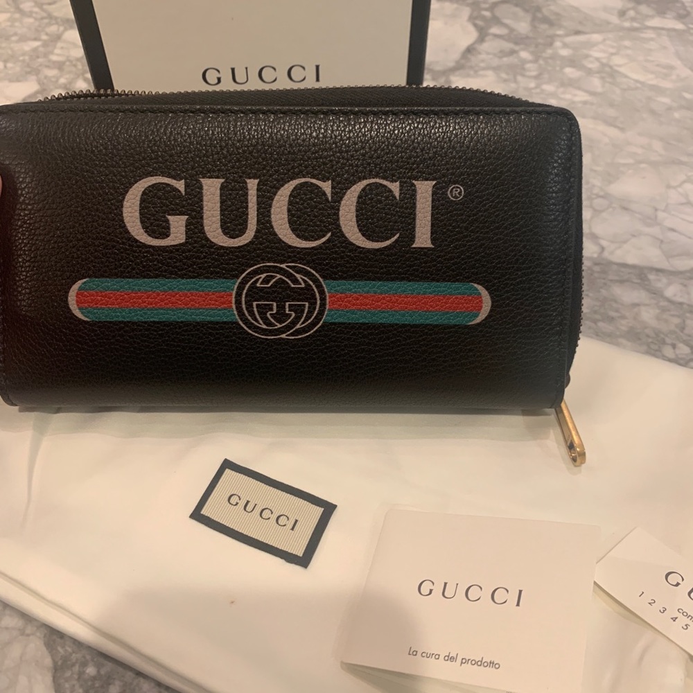 Gucci logo black long zip wallet BNWT auth